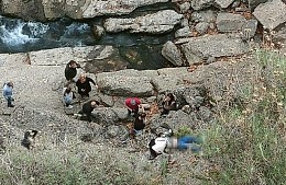В Анталье пятеро туристов во время горного похода провалились в колодец 