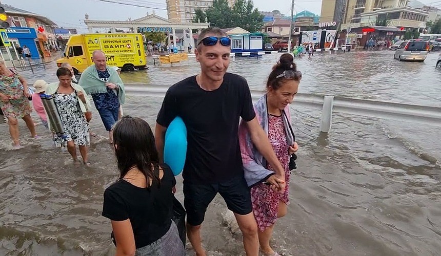 «Анапу затопило, пляж унесло» – очевидцы сняли последствия сильных дождей