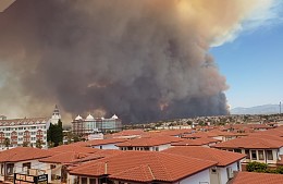 Туристы в Сиде обеспокоены дымом от лесного пожара