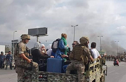По дороге в ливанский аэропорт туристов сопровождают военные 